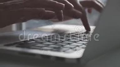 在办公室里用手提电脑键盘合上手指打字。 商人或商人手按键盘打字。